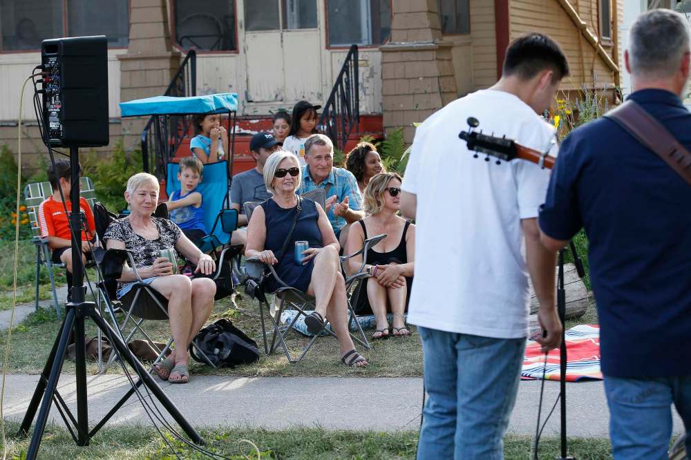 JOHN WOODS / WINNIPEG FREE PRESS
Not only does Curbside artists entertain audiences in a safe manner, it gets singers and musicians performing again.