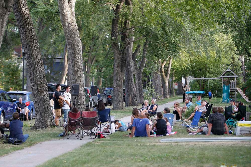 JOHN WOODS / WINNIPEG FREE PRESS
Curbside performers have also played shows at business events, ice-cream shops and bonfire parties in rural Manitoba.