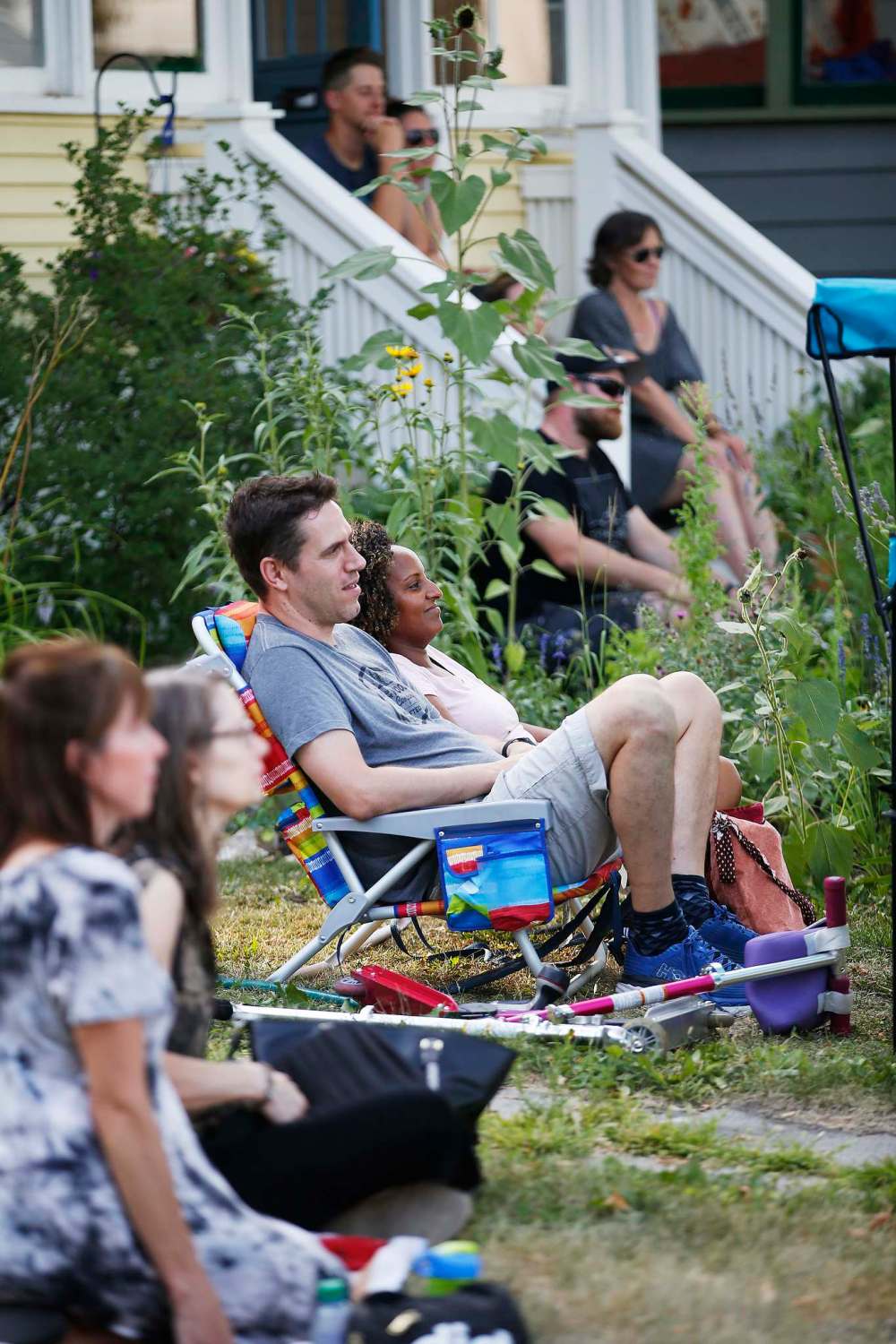 JOHN WOODS / WINNIPEG FREE PRESS
Neighbours listen as Double the Trouble performs on the boulevard.