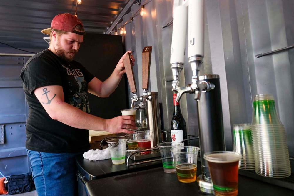 Daniel Crump / Winnipeg Free Press
Bartender Nick Reid pulls a drink.