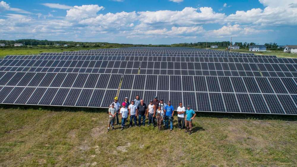 CNW Group / Bullfrog Power Inc.
Fisher River Cree Nation unveils Manitoba’s biggest solar farm, a source of Bullfrog Power’s green energy.