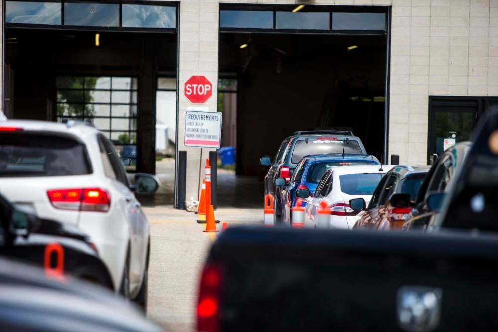 MIKAELA MACKENZIE / WINNIPEG FREE PRESS Files
Cars line up at the drive-through COVID-19 testing site on Main Street on July 21.