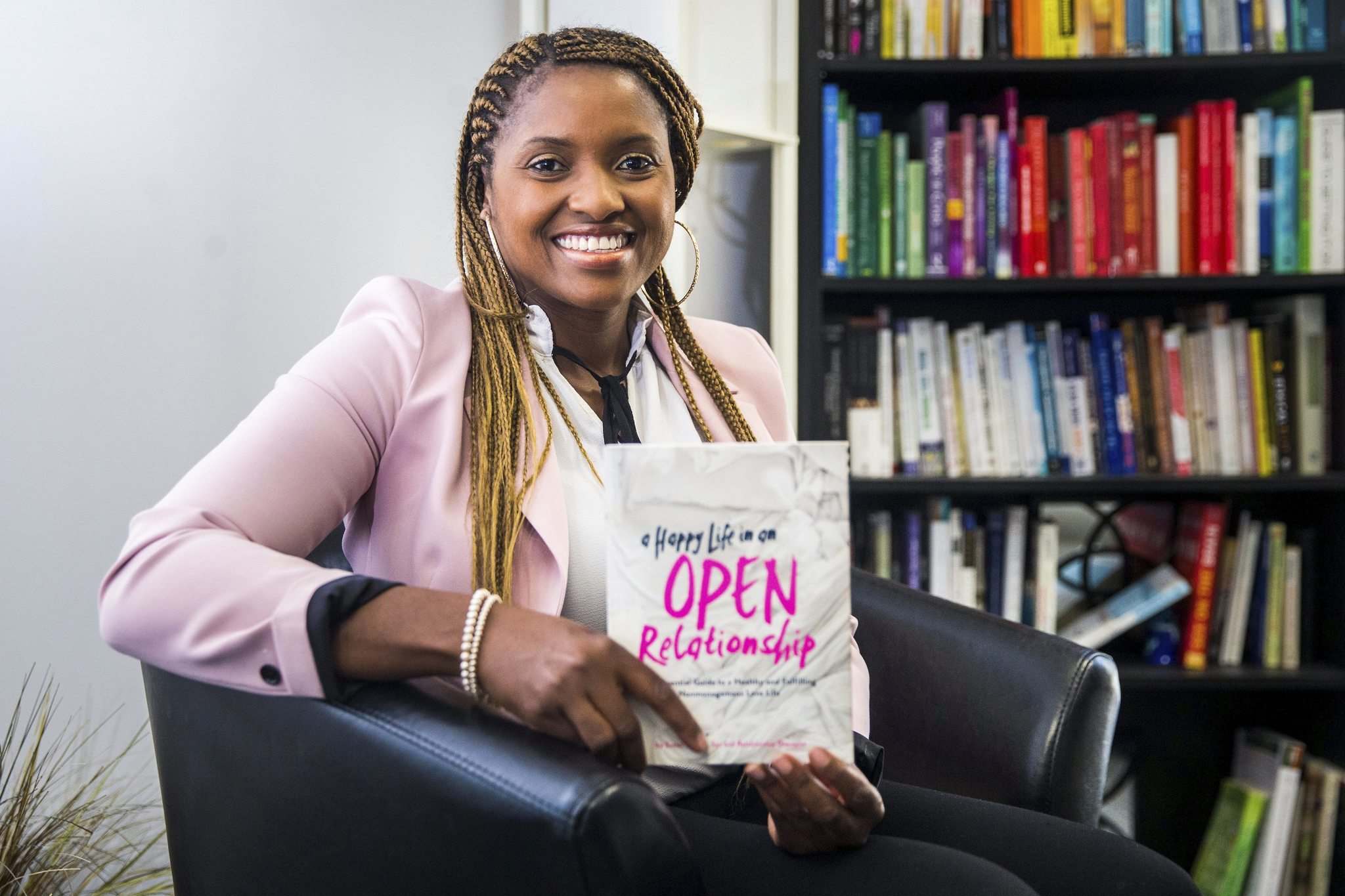 Mikaela MacKenzie / Winnipeg Free PressKissing monogamy goodbye – Winnipeg