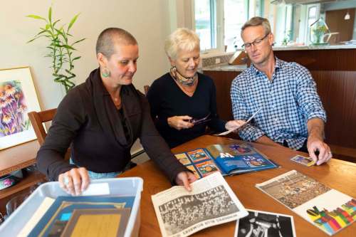 JESSE BOILY / WINNIPEG FREE PRESS
Lynn Lakusiak and children Corey (left) and Scott recall Gene Lakusiak&rsquo;s career with the Winnipeg Blue Bombers.