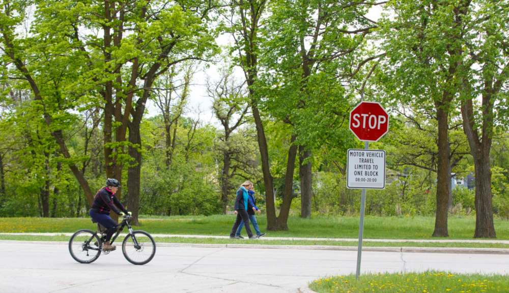 MIKE DEAL / WINNIPEG FREE PRESS FILES
People take advantage of the designated active transportation route on Churchill Drive in May. City hall is being asked to extend the season for some of the temporary routes which are set to close Monday.