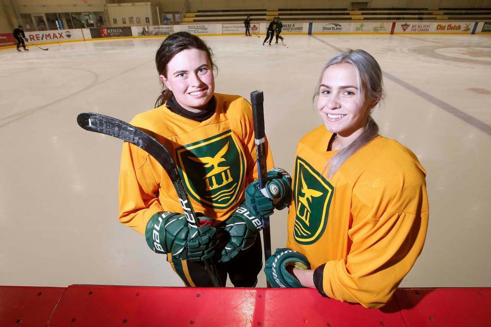 JOHN WOODS / WINNIPEG FREE PRESS
Balmoral Hall Blazers Ashlyn Zaharia (left) and Chiara Esposito.