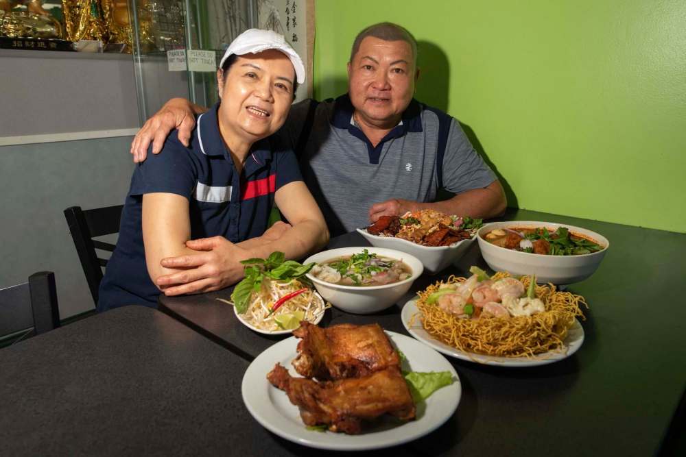 JESSE BOILY / WINNIPEG FREE PRESS
Son Dang, right, and his wife, Trinh Nguyen, in their Fort Gary restaurant, T.H. Dang.