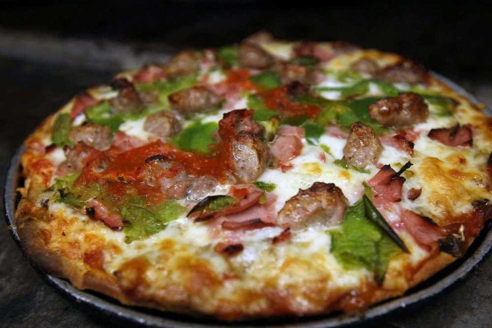 JOE BRYKSA / WINNIPEG FREE PRESS
The pies at Tony’s Master of Pizza are old-school and tasty.