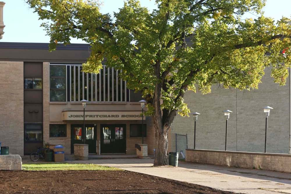 MIKE DEAL / WINNIPEG FREE PRESS
Parents bring students not affected by the implementation of remote learning because of the four new positive cases of COVID-19 at John Pritchard School Wednesday morning.