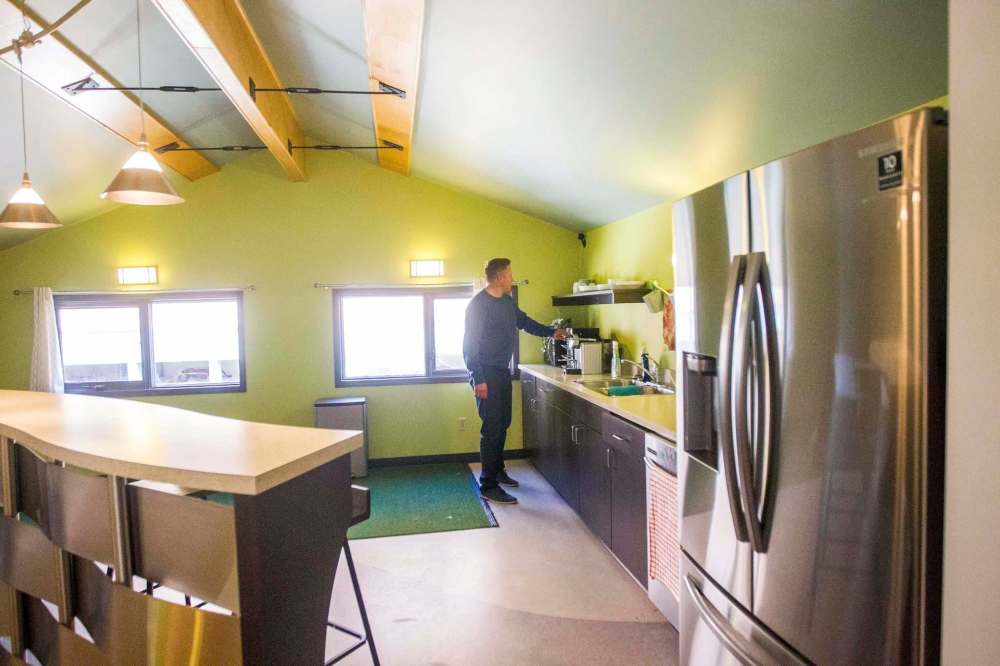 MIKAELA MACKENZIE / WINNIPEG FREE PRESS
Founder and CEO Jason Abbott shows off the kitchen at 130 Scott St.