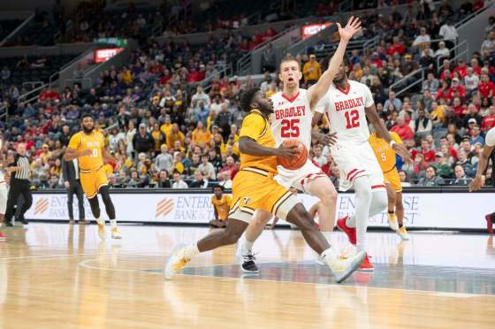 SUPPLIEDDaniel Sackey and the Valparaiso Crusaders met the Bradley Braves in the Missouri Valley Conference championship game on March 8.