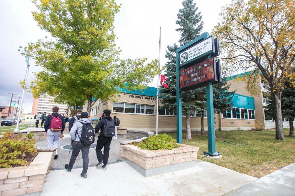 MIKAELA MACKENZIE / WINNIPEG FREE PRESS
Some high school students say they’ve noticed physical distancing ends when the school bell rings. Weekend ‘bush parties’ are also taking place despite the pandemic, students say.