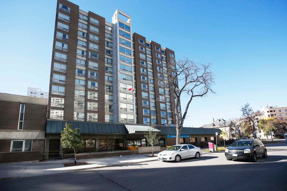 JOHN WOODS / WINNIPEG FREE PRESS
A new COVID-19 death has been reported at seniors centre Parkview Place on Edmonton Street.