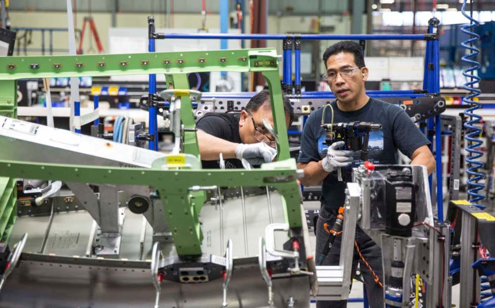 MIKE DEAL / WINNIPEG FREE PRESS FILES
Assembly technicians working at Boeing Canada Winnipeg plant in 2016. With as much as 90 per cent of the world's commercial aviation aircraft currently grounded because of the pandemic, almost one-third of Boeing’s local workforce has seen a reduction in employment.
