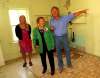 Peter Nygard, with mother Hilkka and daughter Alia, looks around the room he and his family lived in while in Deloraine during the festivities surrounding the opening of Nygard Park. (Mike Aporius / Winnipeg Free Press files)
