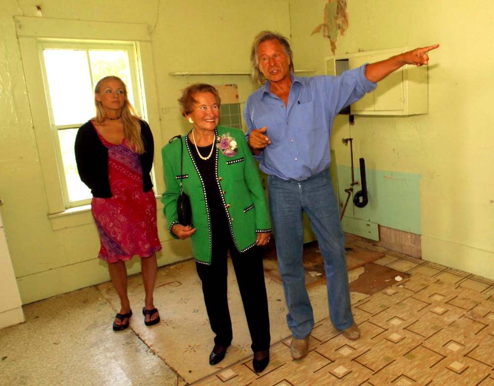 Peter Nygard, with mother Hilkka and daughter Alia, looks around the room he and his family lived in while in Deloraine during the festivities surrounding the opening of Nygard Park. (Mike Aporius / Winnipeg Free Press files)