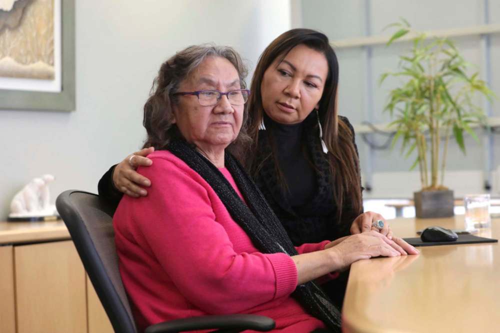 RUTH BONNEVILLE / WINNIPEG FREE PRESS
Bunibonibee Elder, Sadie North, left, shared her experience with racism at a Winnipeg emergency room and hospital with her daughter, Sheila North, at her side at a press conference Friday.