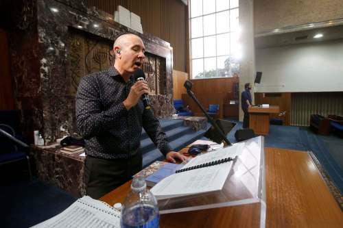 JOHN WOODS / WINNIPEG FREE PRESS FILES
Rabbi Anibal Mass sings during a rehearsal at Shaarey Zedek Synagogue last month.