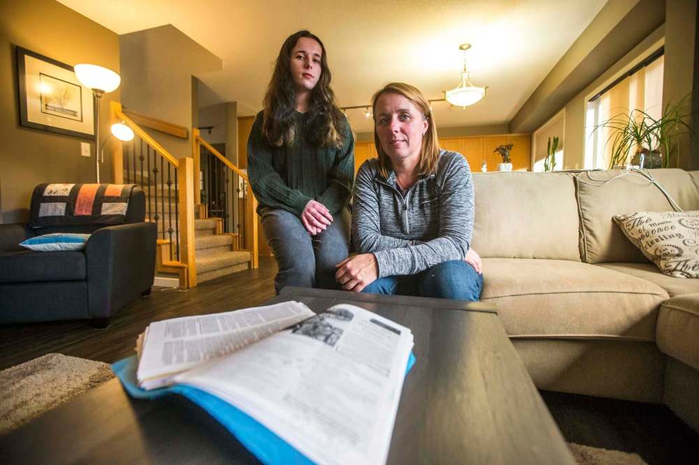 MIKAELA MACKENZIE / WINNIPEG FREE PRESS
Andrea Dodgson, with her daughter, Katie, has received $2,000 of the approximately $4,500 she says she’s owed for her daughter’s cancelled trip to Europe.