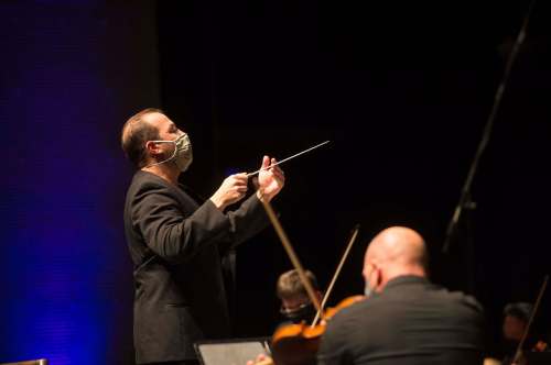WSO conductor Julian Pellicano leads the Winnipeg Symphony Orchestra as they perform their &ldquo;Halloween with the WSO!&rdquo; for the organization's first-ever livestream. (Mike Sudoma / Winnipeg Free Press)