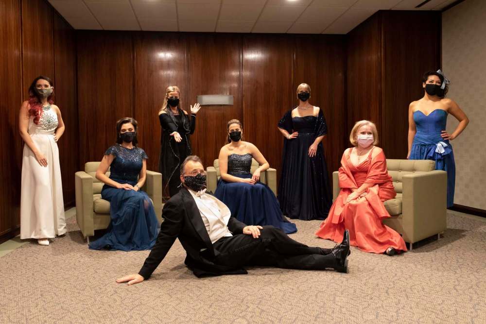 JESSE BOILY / WINNIPEG FREE PRESS
Performers and the conductor Tadeusz Biernacki poses for a photo after the show.