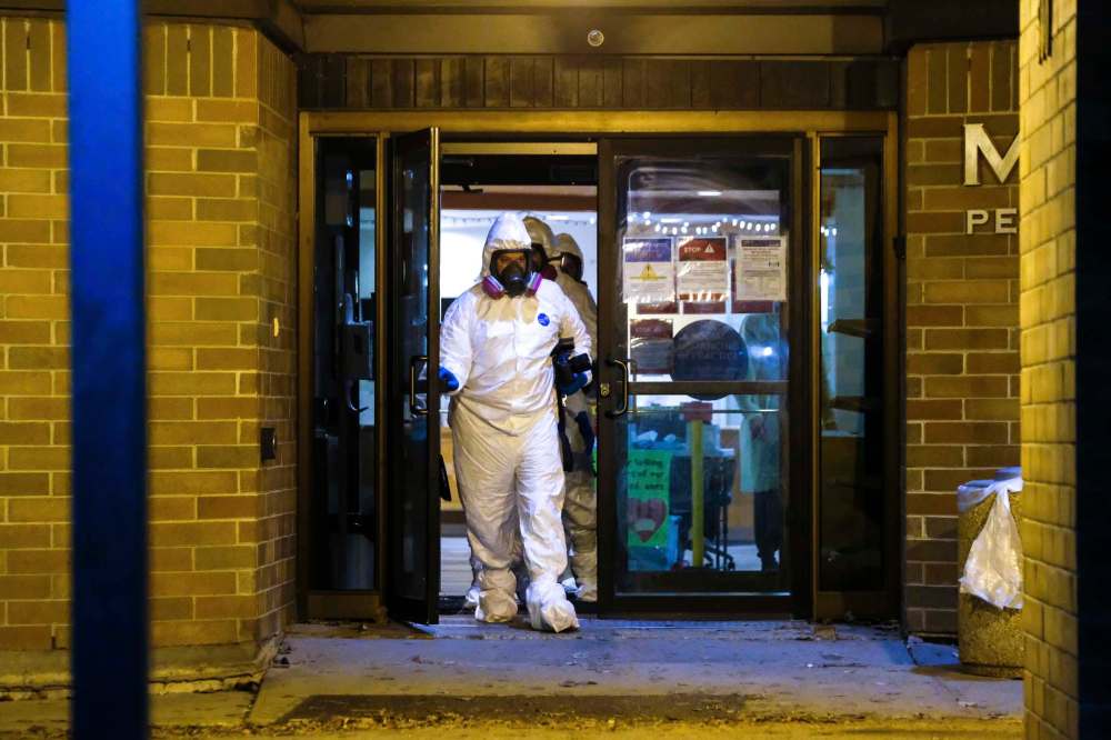Daniel Crump / Winnipeg Free Press
Members of the Winnipeg Police Identification Unit attend Maples Personal Care Home in protective equipment on Saturday night.