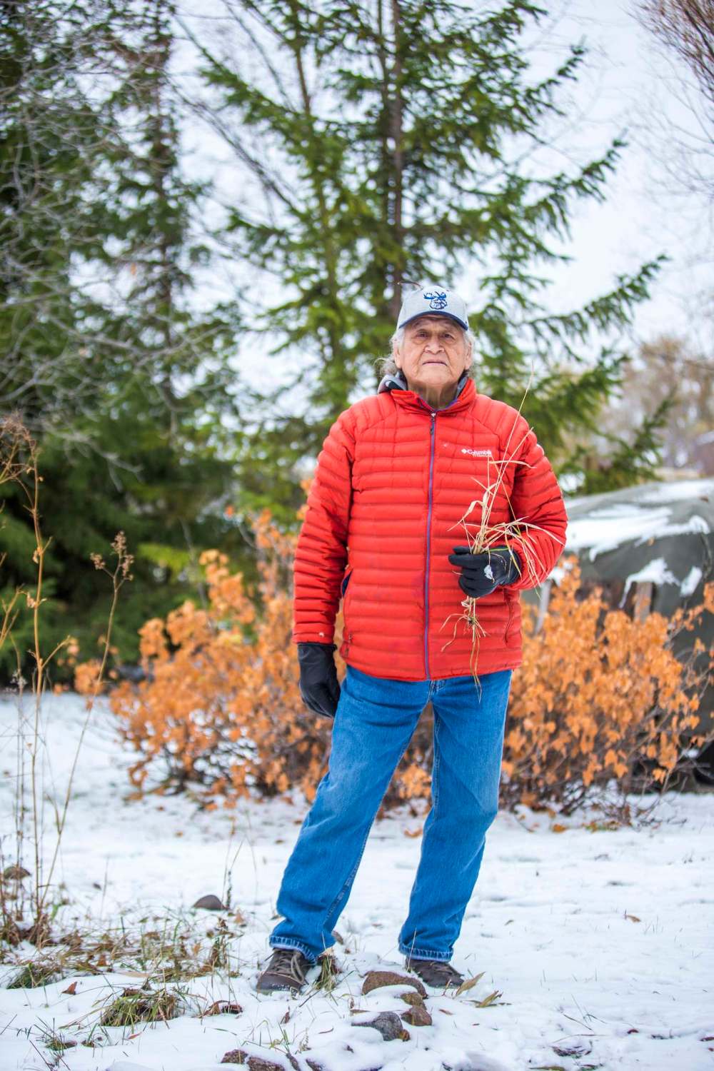 MIKAELA MACKENZIE / WINNIPEG FREE PRESS
Wanbdi Wakita holds grass from the sweetgrass patch on his property in St. Andrews. Wakita walked out the front doors of Portage la Prairie Indian Residential School as a teenager with nothing but his clothes.