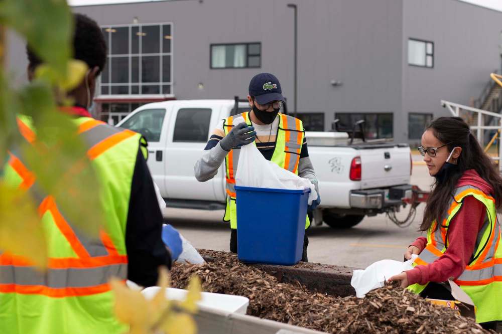 Rosanna Hempel / Winnipeg Free Press
Volunteer Kanishk Kulhari bags mulch with Trees Winnipeg’s program director, Lisa Jones (right), at the non-profit’s second ReLeaf Tree Planting Program pick-up in September.