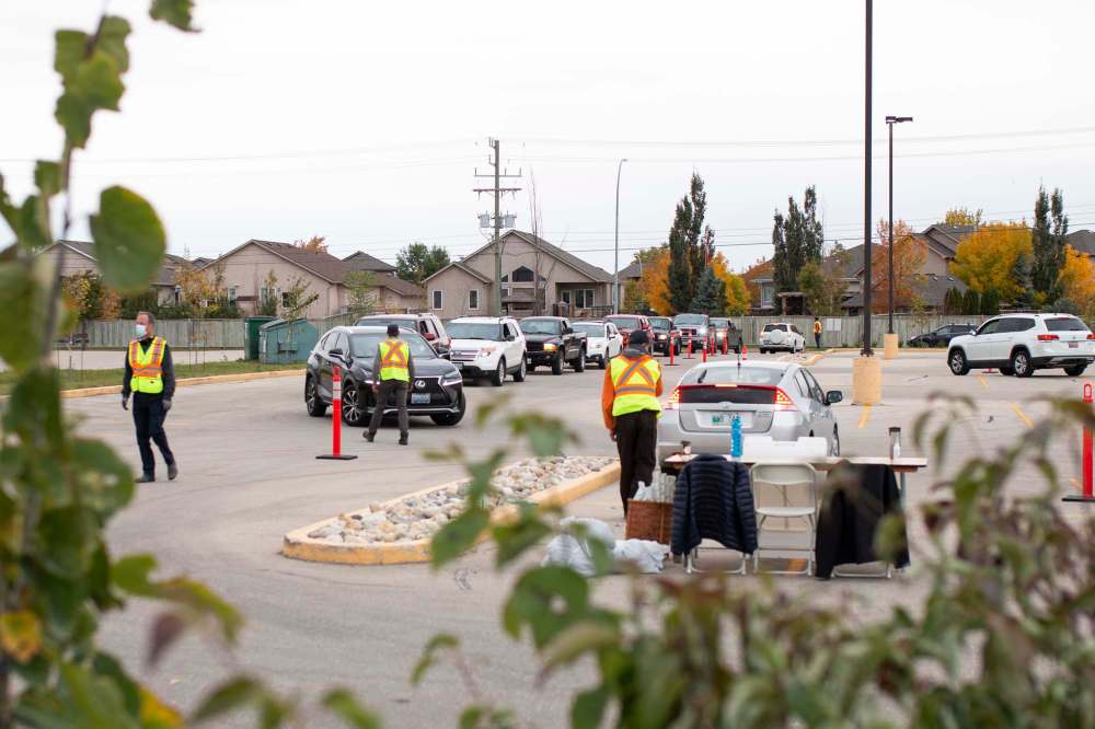 Rosanna Hempel / Winnipeg Free Press
A long line of Winnipeggers wait to pick up the trees they purchased from the ReLeaf Tree Planting Program in September.