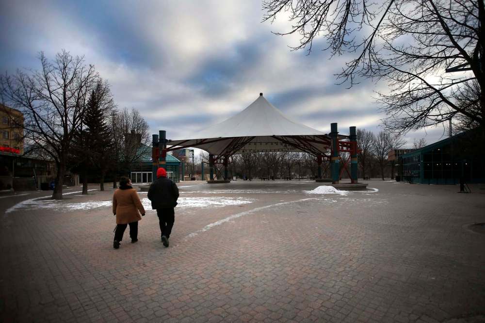JOHN WOODS / WINNIPEG FREE PRESS
A couple makes their way through a near empty Forks.