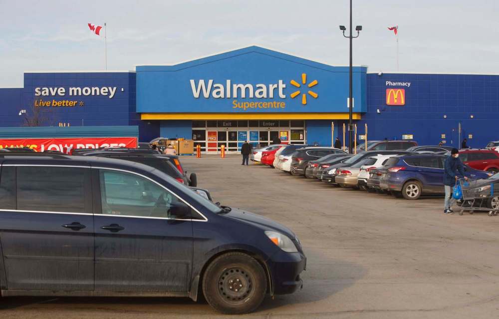 Walmart locations remain busy. (Mike Deal / Winnipeg Free Press)