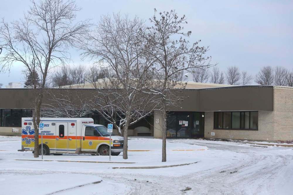 MIKE DEAL / WINNIPEG FREE PRESS
An ambulance sits outside the Golden Links Lodge Friday morning. The care home has asked the WHRA for help with its COVID-19 outbreak.