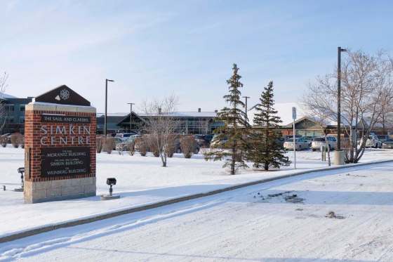 The Saul and Claribel Simkin Centre is issuing calls for volunteers amid an outbreak because of a severe staff shortage. (Daniel Crump / Winnipeg Free Press)