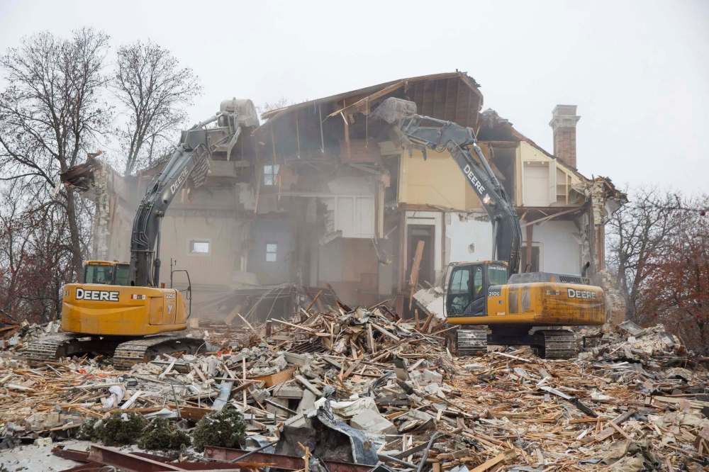 MIKE DEAL / WINNIPEG FREE PRESSThe house at 514 Wellington Crescent was torn down Wednesday morning after a long battle with area residents and heritage advocates who wanted it saved.