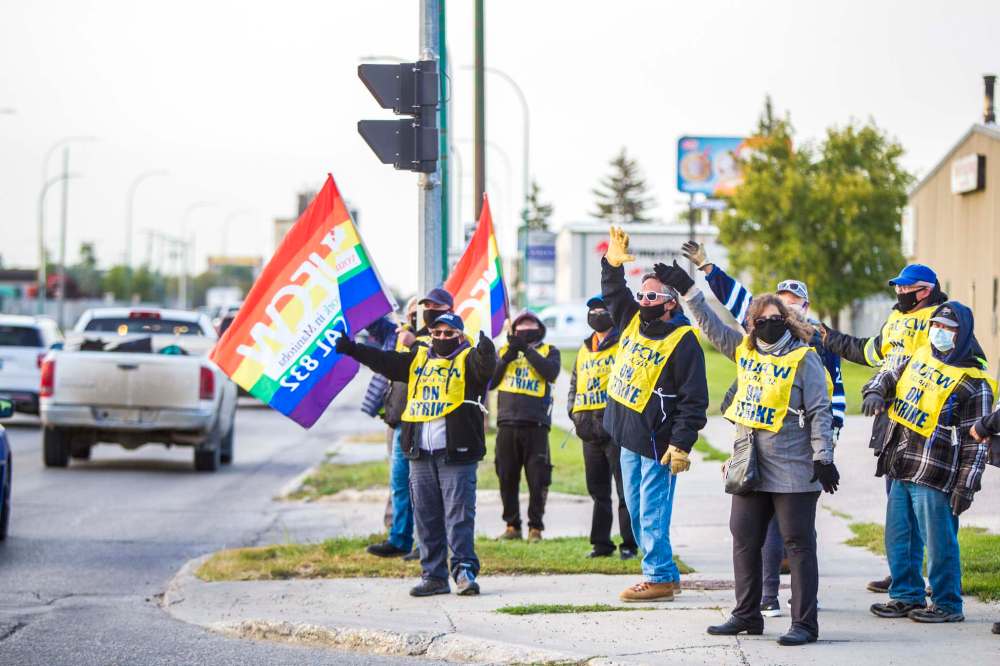 MIKAELA MACKENZIE / WINNIPEG FREE PRESS FILES
A largely-unnoticed bill introduced in Manitoba could allow fines or arrests for peaceful protests, such as this Sept. 9 picket line by Winnipeg School Division bus drivers.