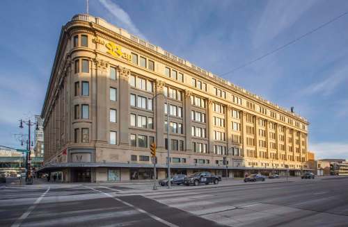 MIKE DEAL / WINNIPEG FREE PRESS
The downtown Hudson&rsquo;s Bay Co. building was locked to the public for good Sunday.