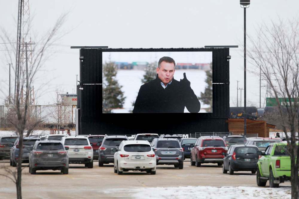 JOHN WOODS / WINNIPEG FREE PRESS
Springs Church holds a drive-in religious service against Manitoba Health code-red restrictions on Sunday.