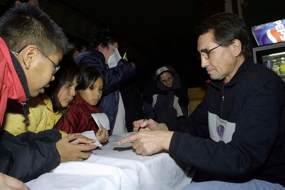 JEFF DE BOOY / WINNIPEG FREE PRESS
In 2001, children lines up to get autographs from Jim Neilson after a screening of the film, They Call Me Chief.
