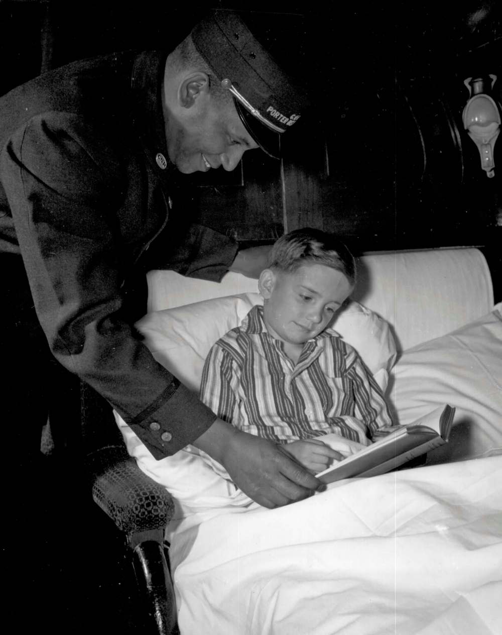 Canadian Science and Technology Museum / CN005491
A CN porter with a passenger child in a sleeping car in 1947.