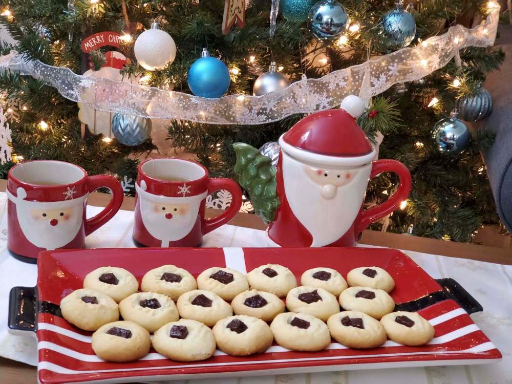 Daniel Amaral photo
Guava paste replaces strawberry or raspberry filling in Patricia Amaral’s shortbread cookies.