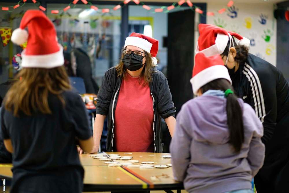 Daniel Crump / Winnipeg Free Press         
Chippastance (middle) instructs kids at Rossbrook House how to make Christmas ornaments.