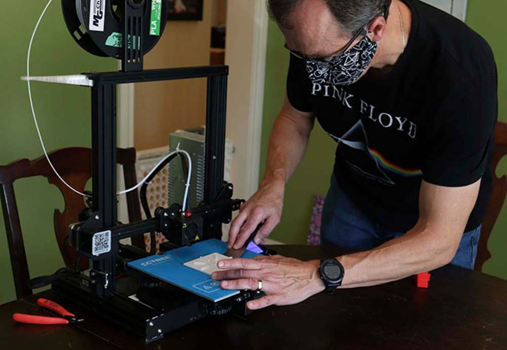 Nicole Brownlee / Winnipeg Free Press
Marc Hache lifts his latest project, a dial to use with the VoiceOver app for people with visual impairments, from his 3D printer. This is Hache’s second assignment with Makers Making Change since he started volunteering with them in September.