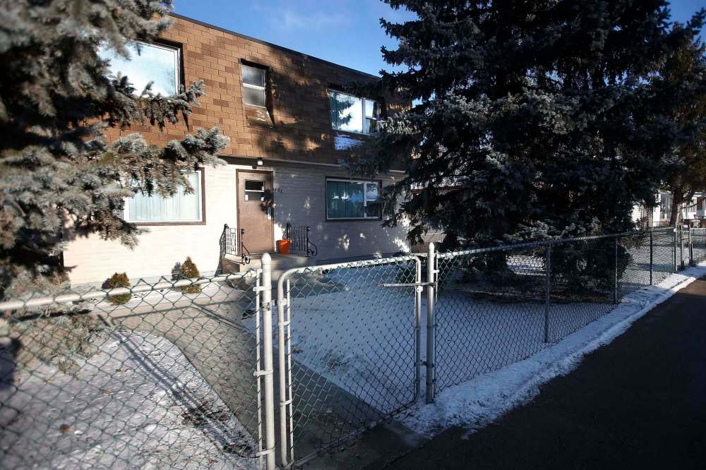 JOHN WOODS / WINNIPEG FREE PRESS
RCMP investigators returned to the residence of Bud Paul on Hespeler Avenue in Winnipeg Thursday after getting more information about his slaying.