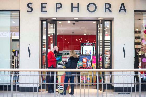 Sephora opened its doors Friday to in-person shoppers at Polo Park and St. Vital Centre. (Mikaela MacKenzie / Winnipeg Free Press)
