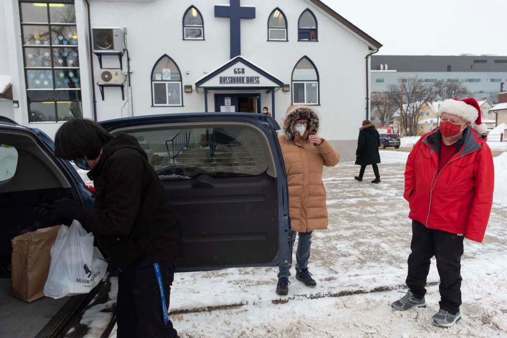 JESSE BOILY / WINNIPEG FREE PRESS
Allan McKay and his wife Marion drop off donated turkeys to Rossbrook House, a 41-year tradition for Westworth United Church.