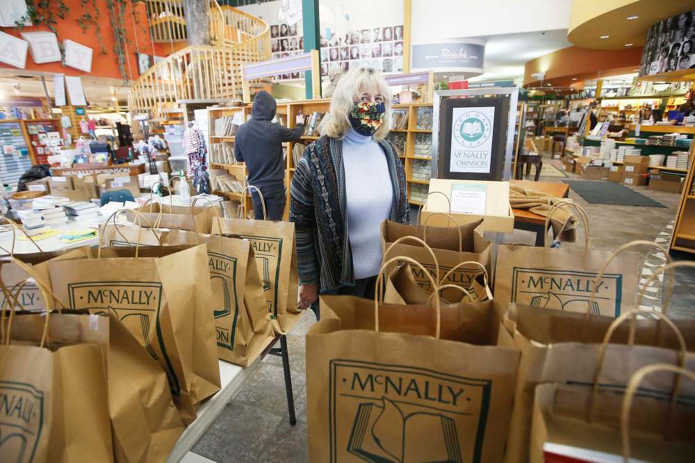 JOHN WOODS / WINNIPEG FREE PRESS
Lori Baker, co-owner of McNally Robinson Booksellers, with the pandemic selling system.