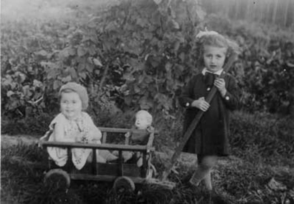 Supplied
Carmela Finkel (left) and her older sister Betty grew up in pre-war Poland.