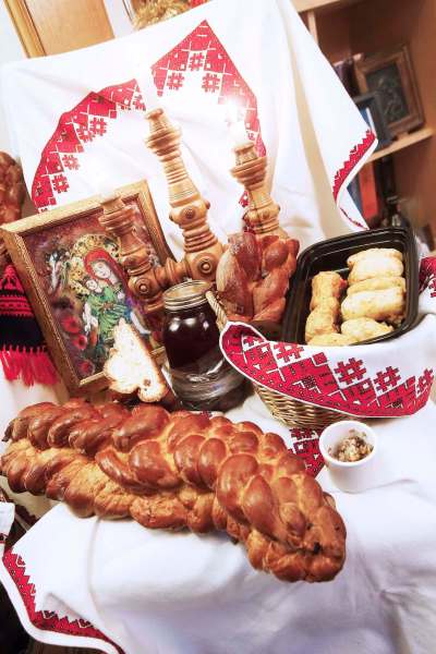JOHN WOODS / WINNIPEG FREE PRESS
Oksana and Borys Shulakewych with traditional Ukrainian food. Orthodox Christmas Eve is tonight and Orthodox Christmas is Thursday.