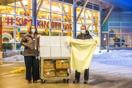 MIKAELA MACKENZIE / WINNIPEG FREE PRESS
Cindy Greenlay, manager of support services at Saul and Claribel Simkin Centre, and teacher and historian Ian Kleinsasser of Crystal Springs Hutterite Community display boxes of isolation gowns.