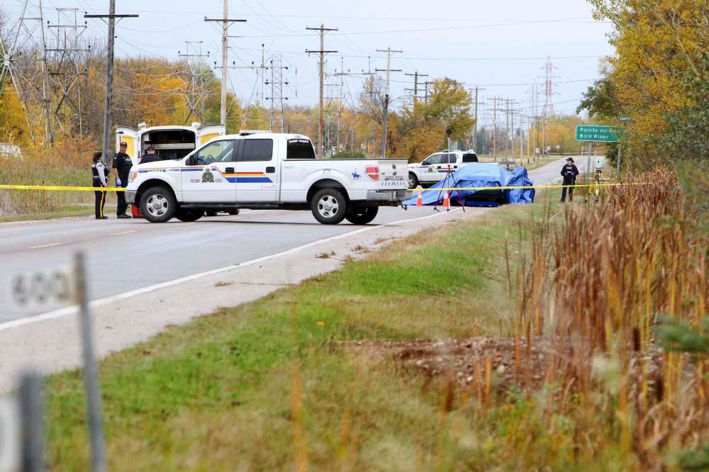 RUTH BONNEVILLE / WINNIPEG FREE PRESS FILES
RCMP Investigators at the scene of a homicide investigation of a 19-year-old female victim on provincial Hwy. 502 in Lac du Bonnet in 2017.